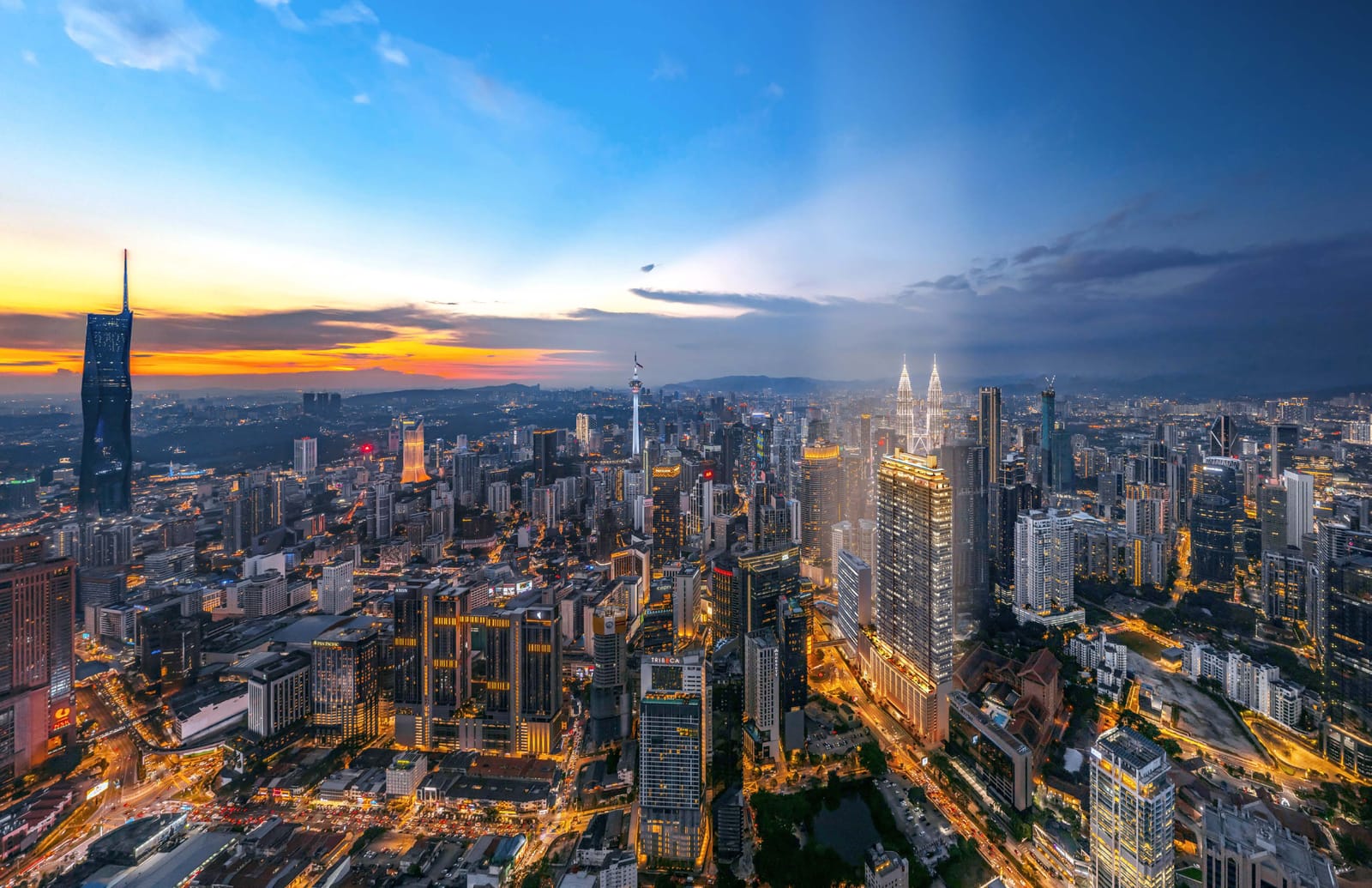 黄昏时分的吉隆坡市中心天际线，可见国油双子塔、吉隆坡塔与默迪卡118